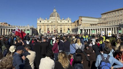   Emoción, nervios y villancicos en la espera para el funeral de Francisco 