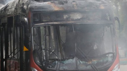   Encapuchados quemaron una micro en Cerro Navia 