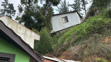   Concepción: El temporal dejó una casa al borde del abismo 