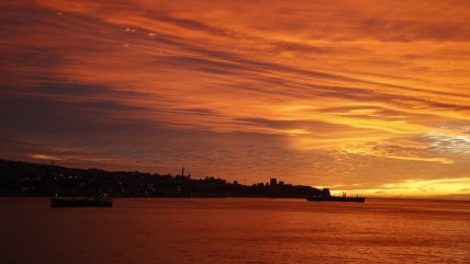   Sentimientos encontrados: Los bellos atardeceres chilenos tienen relación con la suciedad 