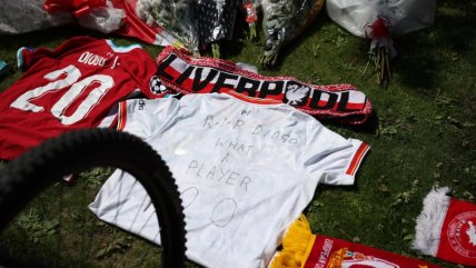   Hinchas de Liverpool rinden homenaje al fallecido Diogo Jota en las afueras de Anfield 