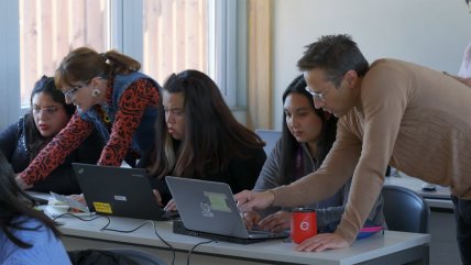   Economistas de Silicon Valley imparten talleres de IA a madres jóvenes 