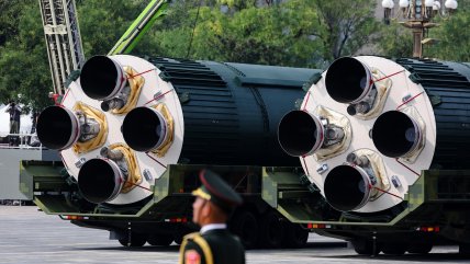   China saca músculo en un desfile militar en el que advierte de su 