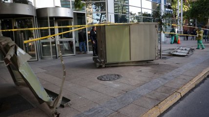  Accidente arrasó con un semáforo, cámaras y un kiosco en Providencia  
