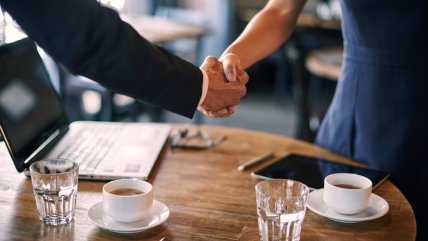   Acusan a funcionario francés de drogar a más de 200 mujeres para que se orinaran en entrevistas 