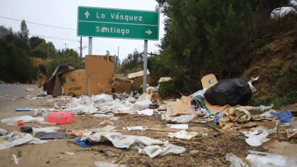   El basural que quedó tras la masiva peregrinación al Santuario de Lo Vásquez 