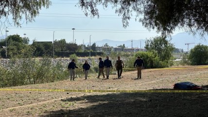   Encuentran un cadáver con disparo en la cabeza en la ribera del Río Mapocho 