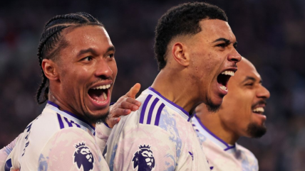   Aston Villa remontó ante West Ham para mantener su racha triunfal en la Premier 