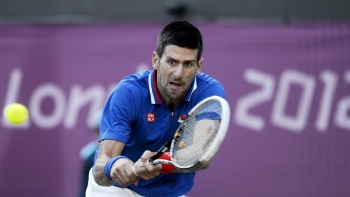 Djokovic dio vuelta el partido ante Fognini para avanzar en Londres
