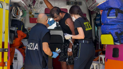   Al menos 26 niños y 40 adultos desaparecidos tras naufragio al sur de Italia 