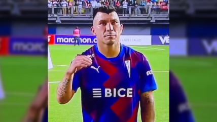   [VIDEO] El comentado desgano de Medel ante la barra de la UC tras la caída en Copa Chile 