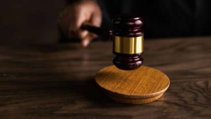   Adolescente británico fue condenado a 13 años por matar al azar a otro menor 