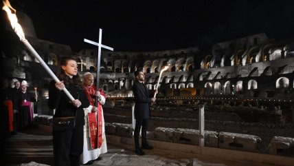   León XIV recuperó tradición de portar la cruz en multitudinario viacrucis 