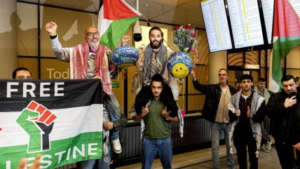   Activistas holandeses de la Flotilla llegaron a su país natal y fueron recibidos con globos y flores 