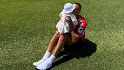   El paseo familiar de Alexis, su novia y su pequeña hija por las canchas de entrenamiento de Sevilla 