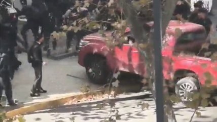   Providencia: chofer arremetió con su camioneta contra estudiantes en protesta 