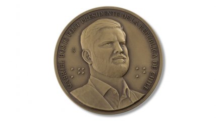   Vale 27.990 pesos y tiene braille: así es la medalla del expresidente Boric 