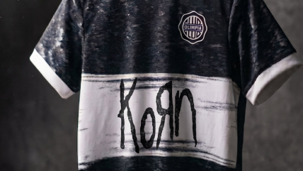   Olimpia lanzó una camiseta en colaboración con la banda Korn 