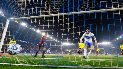   Zampedri lideró a la UC con un doblete para vencer a Barcelona en la Libertadores 